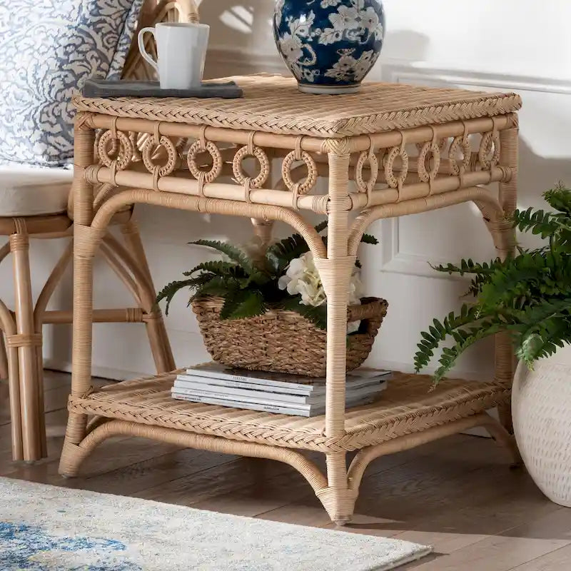 Table d'appoint tressée en rotin naturel avec étagère – Table bohème avec détails en boucles, style côtier pour salon ou chambre à coucher