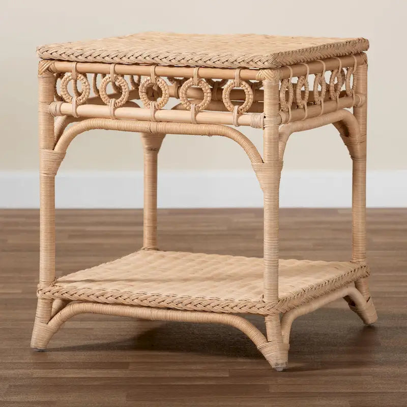 Table d'appoint tressée en rotin naturel avec étagère – Table bohème avec détails en boucles, style côtier pour salon ou chambre à coucher