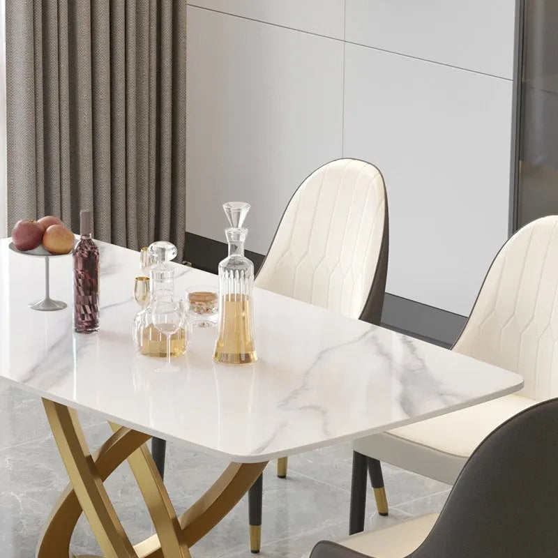 Table à manger moderne avec plateau rectangulaire en pierre frittée et piètement doré