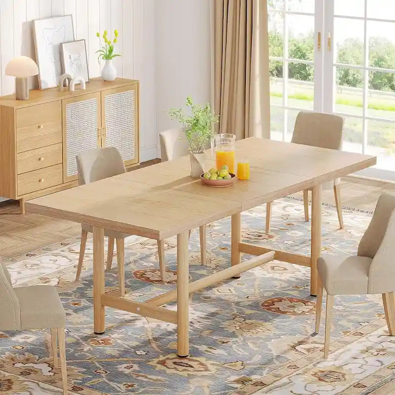 Table à manger moderne en bois naturel avec pieds robustes